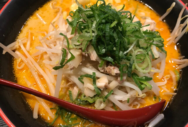 野菜がのったラーメン