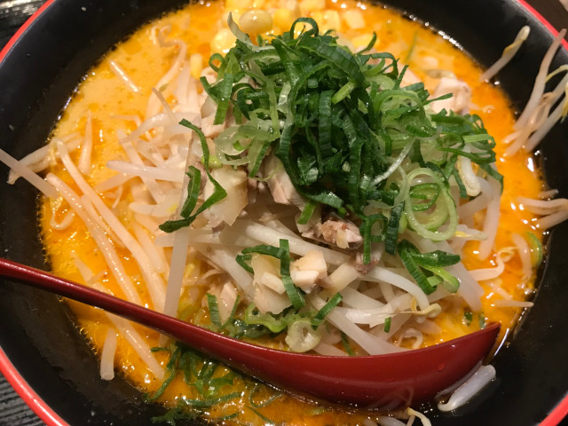 野菜がのったラーメン